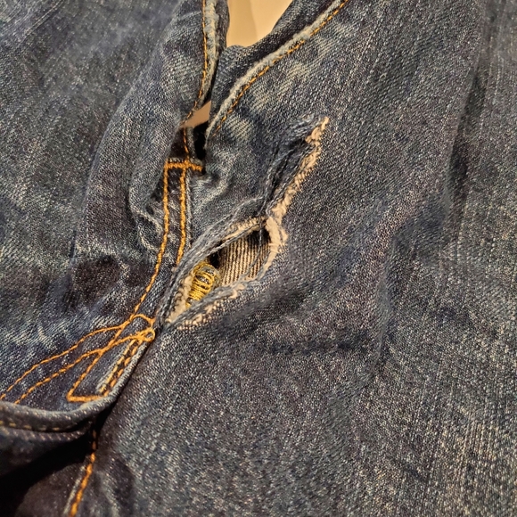 Levis 501's in a dark wash. 32W - Picture 6 of 11